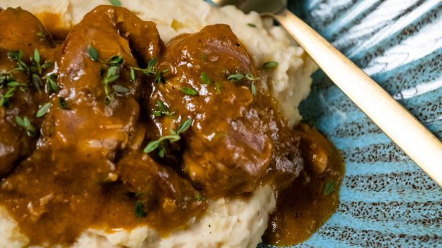 Pernas De Coelho Em Vinho Tinto Com Puré De Feijão Branco