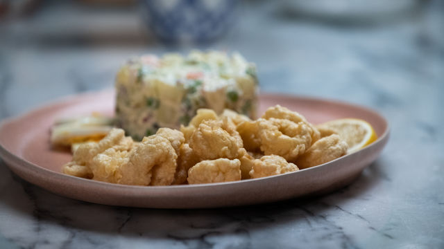 Lulas à Sevilhana com Salada Russa