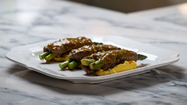 Prego Recheado com Espargos e Puré de Tremoço