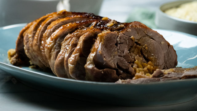 Perna de Peru Recheada com Alheira e Alperce, e Puré de Mandioca