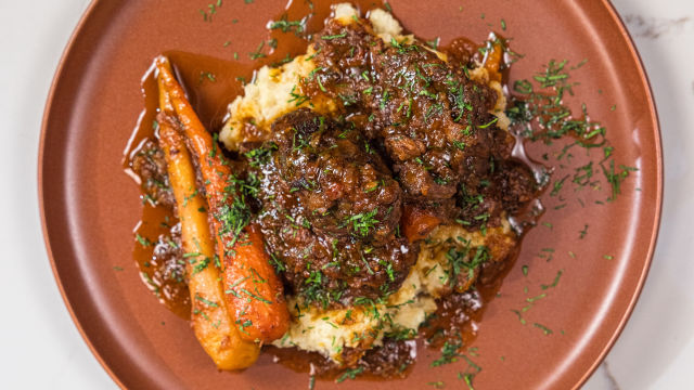 Bochechas de Porco com Puré de Aipo e Maçã