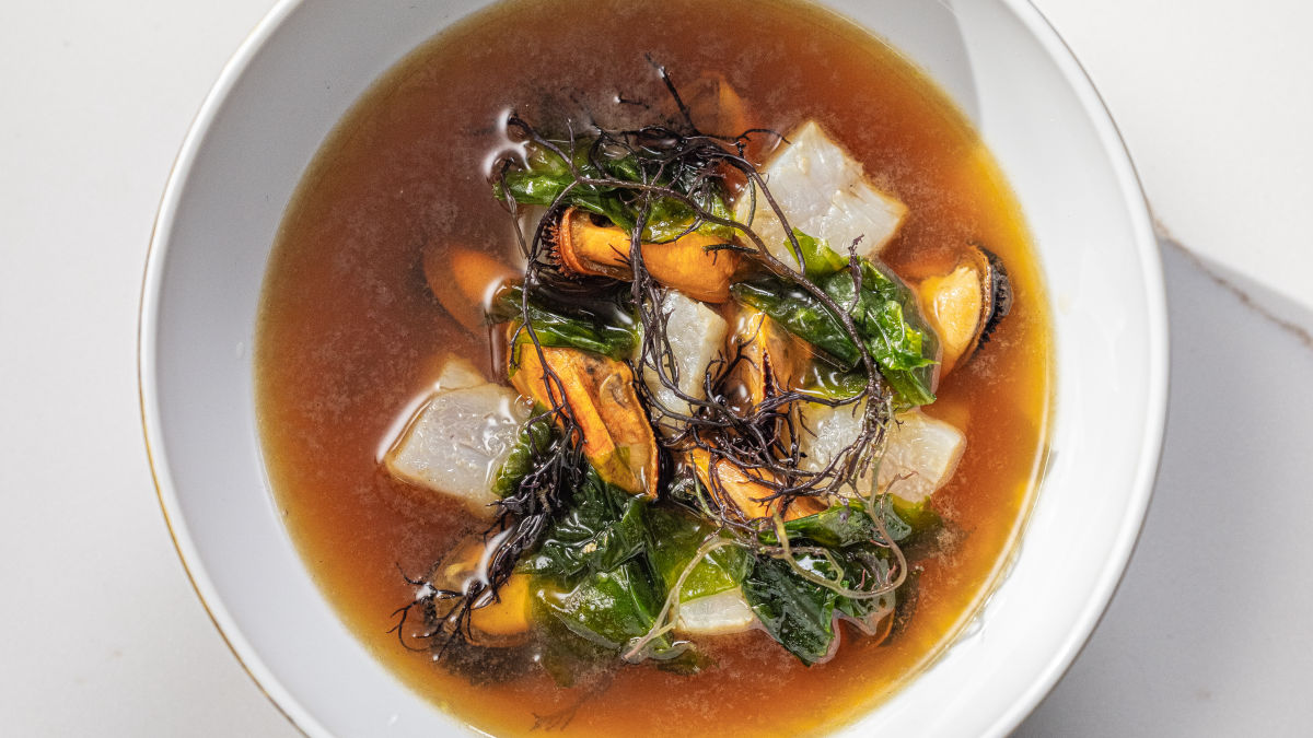 Caldo de Cebola com Mexilhão e Pescada