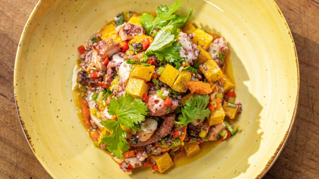 Salada de Polvo com Molho de Pimentos