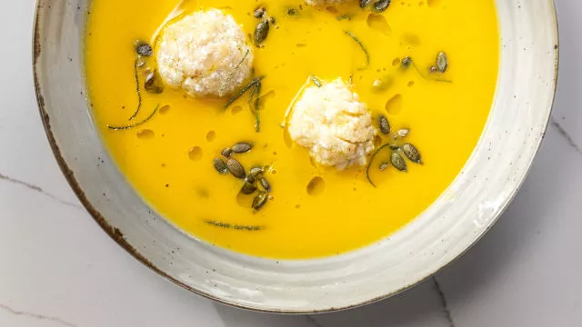 Sopa de Abóbora com Dumplings de Requeijão
