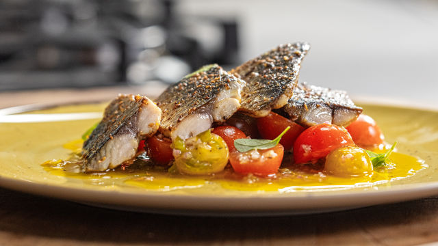 Cavala com Vinagrete de Tomate e Poejo