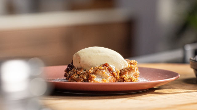 Pera Caramelizada com Crumble de Aveia