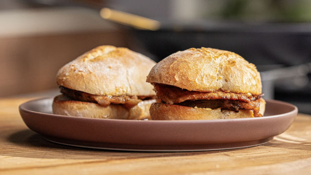 Bifana à Comtradição