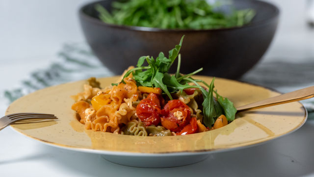 Tomate Assado com Queijo Feta e Lírios Tricolor