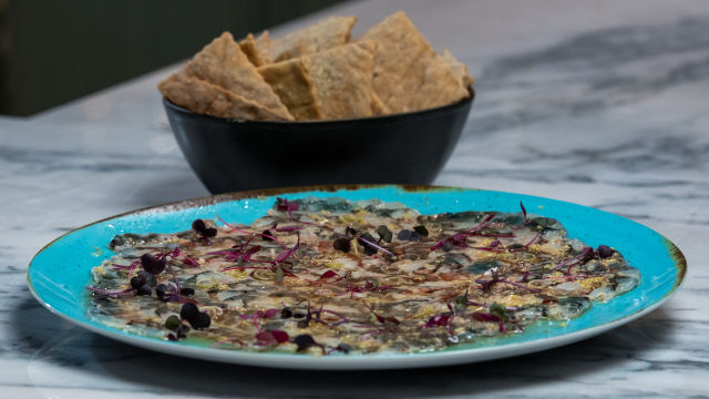 Carpaccio de Camarão com Crackers de Wasabi