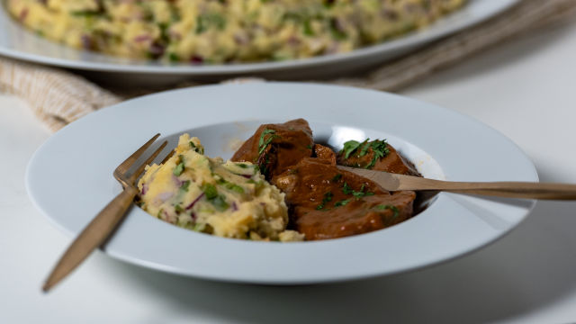 Língua de Vitela com Puré de Batata e Alface