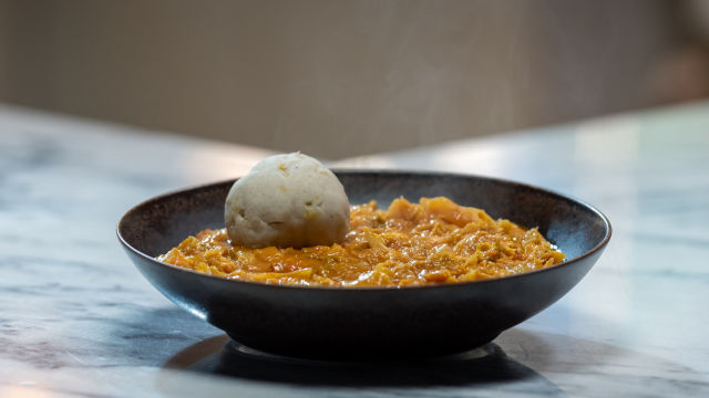 Fufu de Inhame e Banana Pão com Molho de Óleo de Palma e Amendoim
