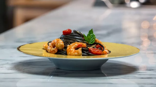 Esparguete Tinta de Choco com Camarão