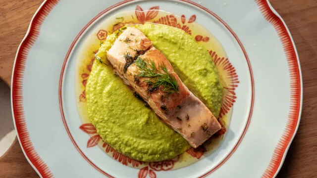 Lombo de Salmão com Puré de Ervilhas