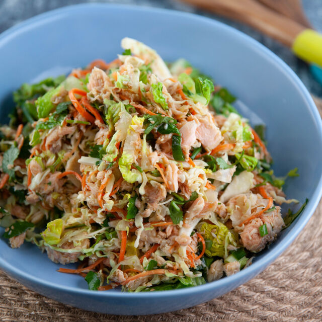 Salada de Couve com Truta Fumada e Molho de Soja e Lima