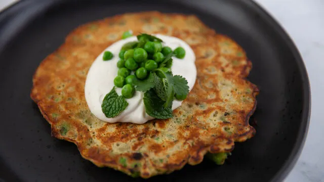 Socca de Couve e Ervilhas com Molho de Iogurte e Tahini
