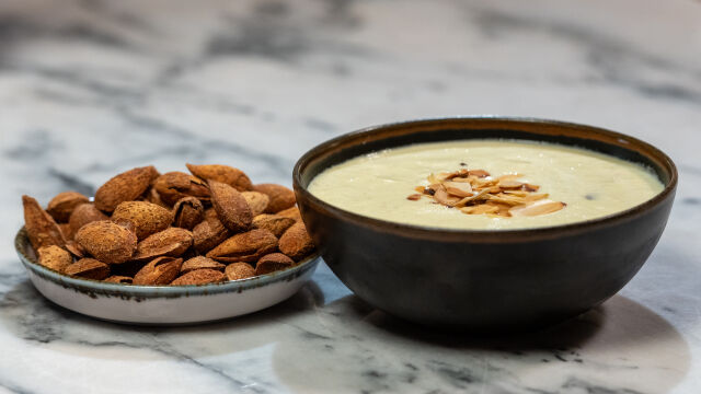 Sopa Fria de Maçã e Amêndoa