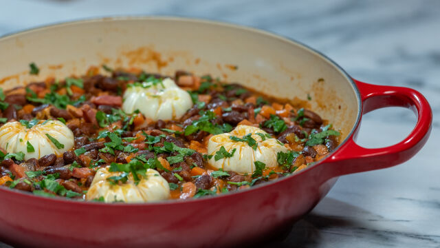 Feijão Manteiga com Ovos Escalfados
