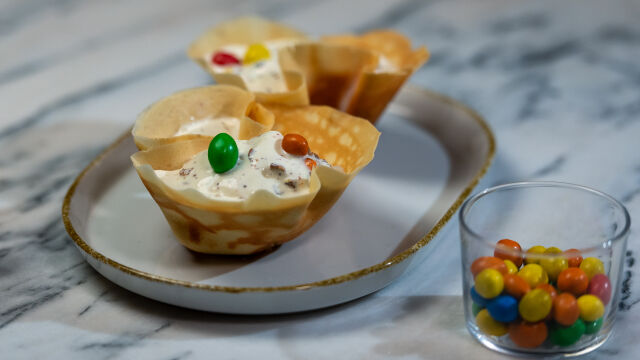 Gelado de Nata com Drageias de Amendoim em Taças de Bolacha