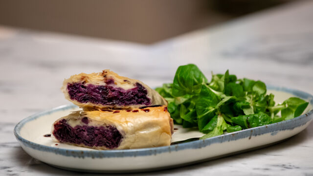 Trouxas de Couve-Roxa com Queijo e Uvas Passas