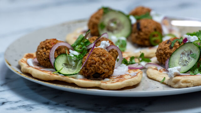 Pão Pita Grego com Almôndegas de Arroz Integral e Queijo Feta