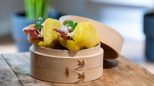 Bao de Curcuma com Bacon e Maionese de Wasabi