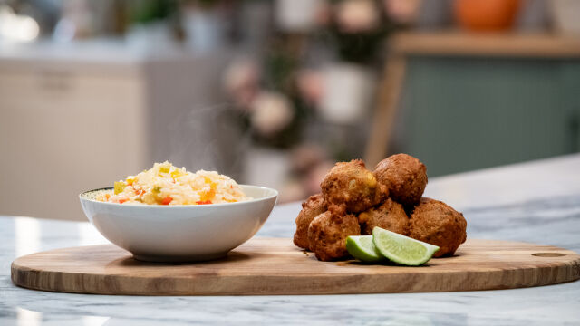 Pataniscas de Atum com Arroz de Tomate e Pimentos