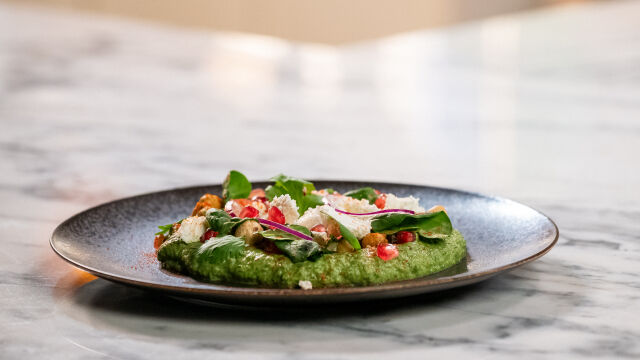 Salada de Grão com Espinafres e Requeijão de Ovelha