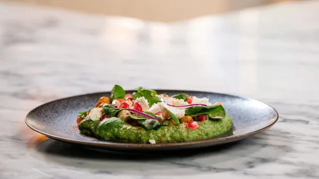 Salada de Grão com Espinafres e Requeijão de Ovelha