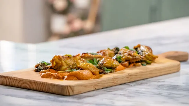 Frango do Campo Assado com Especiarias, Molho Romesco e Brócolos