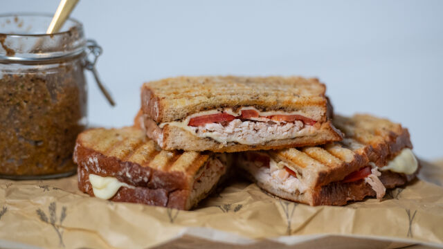 Tosta de Frango com Pasta de Azeitona