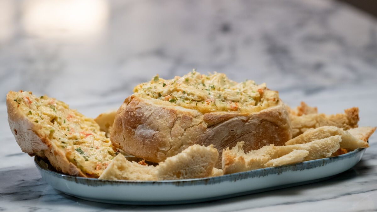 Pão Recheado com Bacalhau e Queijos