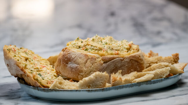 Pão Recheado com Bacalhau e Queijos