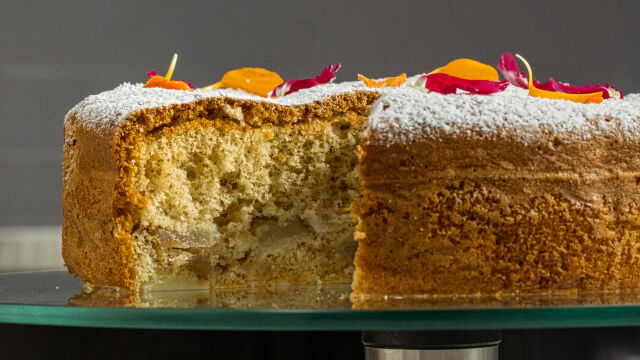 Sharlotka de Pera e Cardamomo