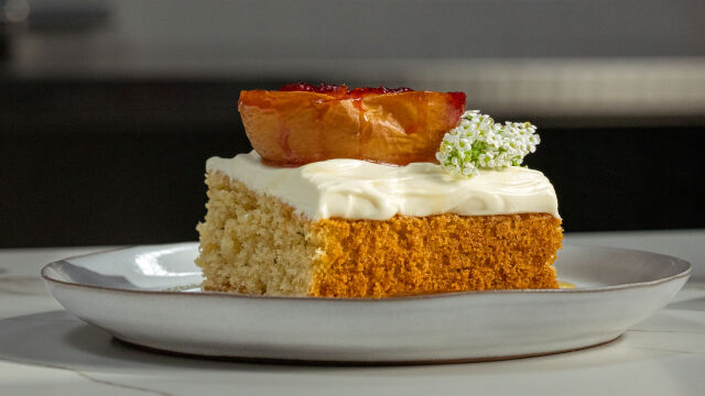 Bolo de Alecrim e Pêssegos Assados