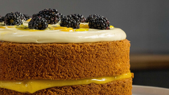 Bolo de Azeite e Curd de Maracujá
