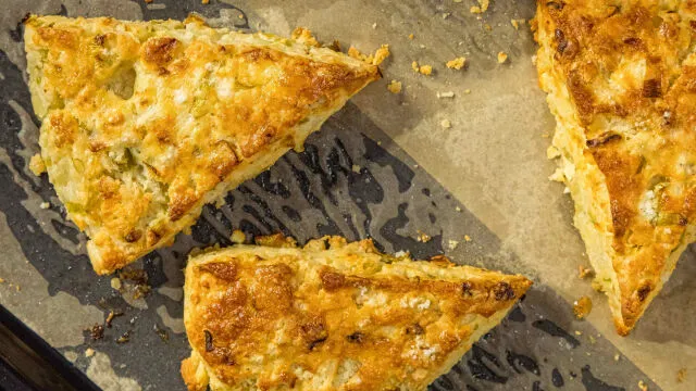 Scones de Feta, Cebolo e Cripsy Chilli