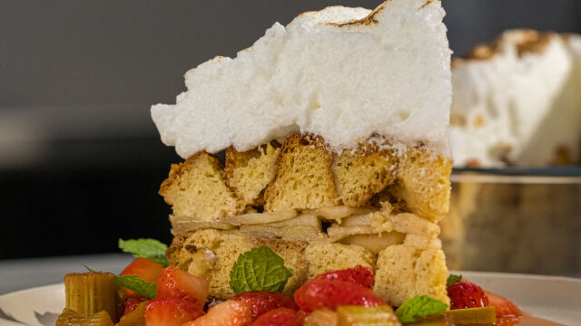 Pudding de Brioche com Morangos e Ruibarbo