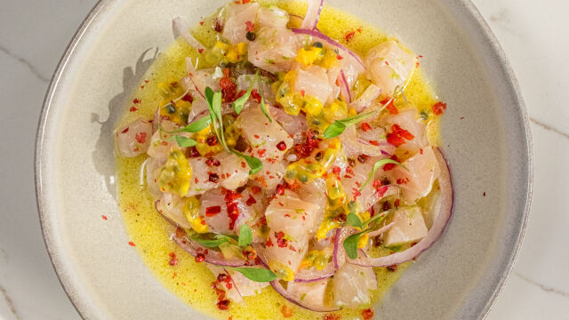 Crudo de Espadarte com Coco e Maracujá