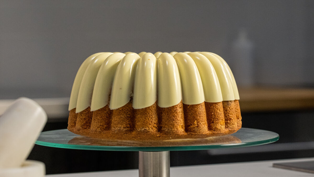Bundt de Mirtilos com Capa de Chocolate Branco