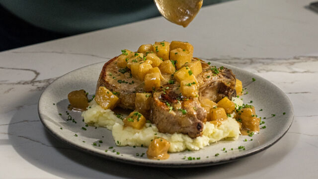 Costeletas de Porco, Doce de Leite e Maçã