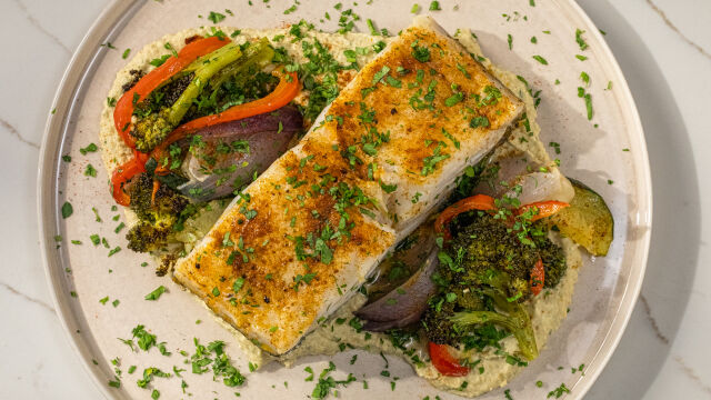 Bacalhau Assado com Húmus de Manjericão