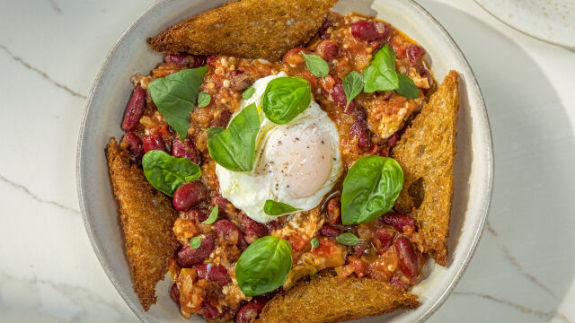 Feijão Guisado com Ovo Escalfado