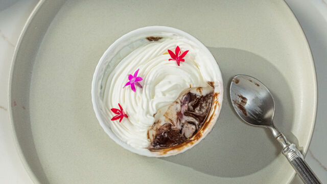 Bolo de Caneca com Morangos e Chantilly