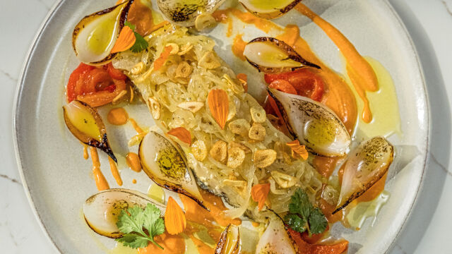 Bacalhau de Cebolada com Pimentos Assados