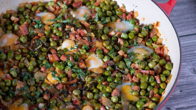 Ervilhas com Alface Ripada e Ovo de Codorniz