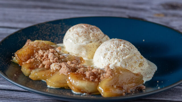 Maçã com Crumble de Amêndoa e Gelado de Baunilha