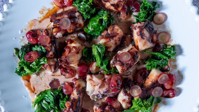 Pica-pau de Polvo com Molho Fricassé e Uvas Tintas Glaceadas