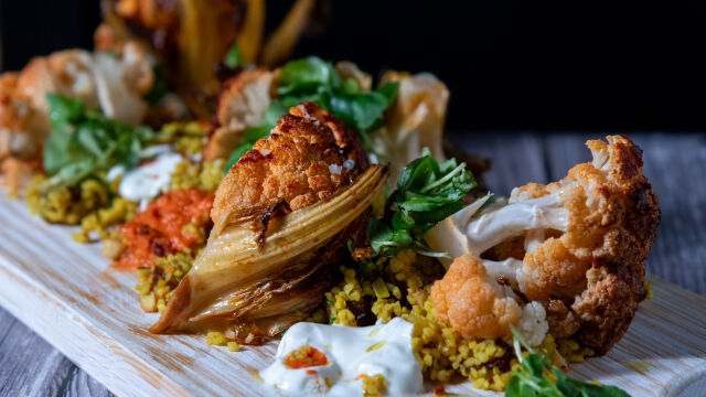 Couve-flor Assada com Bulgur e Molho Romesco