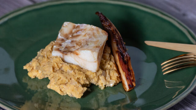 Bacalhau com Esmagada de Grão e Endívias Caramelizadas