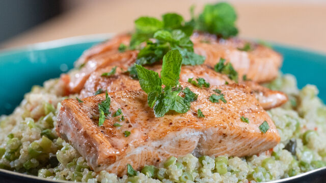 Salada de Quinoa com Feijão Verde e Salmão Braseado